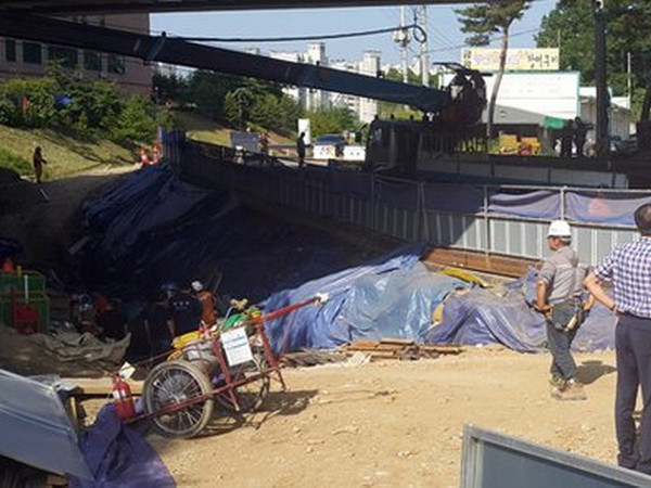 Hàn Quốc: Sập công trường tàu điện ngầm, 14 người thương vong ảnh 1