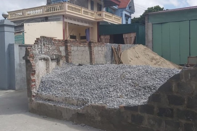 Hiện trường vụ tường đổ khiến nữ sinh lớp 6 tử vong. (Nguồn: laodong.vn) Thái Bình: Tường bao nhà dân đổ sập khiến nữ sinh lớp 6 tử vong ảnh 1