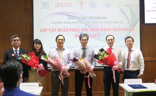 Ban tổ chức tặng hoa các chuyên gia tham gia khóa huấn luyện. (Ảnh: Đinh Hằng/TTXVN) Mở rộng chương trình phục hồi chức năng sau đột quỵ ở TP.HCM ảnh 1