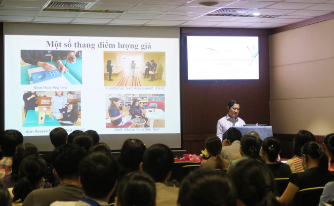 Tiến sỹ, bác sỹ Lê Văn Tuấn, Chủ nhiệm Bộ môn Nội thần kinh, Đại học Y dược Thành phố Hồ Chí Minh, nêu tổng quan về Chương trình AVANT. (Ảnh: Đinh Hằng/TTXVN) Mở rộng chương trình phục hồi chức năng sau đột quỵ ở TP.HCM ảnh 2