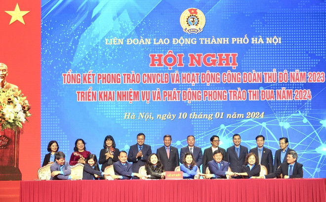 Đại diện 8 cụm thi đua Liên đoàn Lao động thành phố Hà Nội ký giao ước thi đua năm 2024. (Ảnh: Minh Nghĩa/ TTXVN) TTXVN_2807congdoanhanoi2.jpg