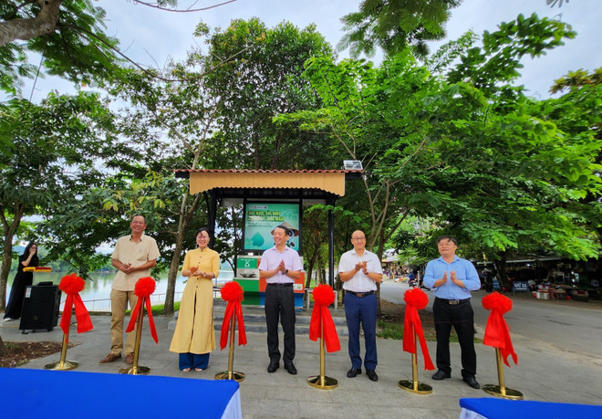 Đại biểu cắt băng khánh thành 5 trạm nhà chờ và máy cấp nước uống miễn phí tại các điểm du lịch. (Ảnh: Tường Vi/TTXVN) TTXVN_2807tramnuocmienphiHue2.jpg