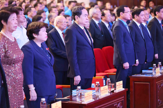 Chủ tịch Quốc hội Trần Thanh Mẫn cùng các đại biểu tưởng niệm Tổng Bí thư Nguyễn Phú Trọng. (Ảnh: Minh Đức/ TTXVN) TTXVN_2807ChutichQuochoi2.jpg