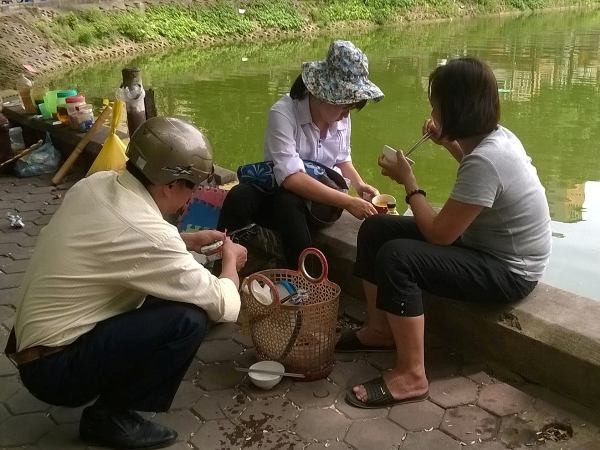 Phút nghỉ trưa của sĩ tử và phụ huynh ở sân trường, công viên ảnh 3