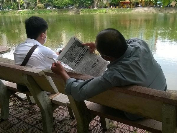 Phút nghỉ trưa của sĩ tử và phụ huynh ở sân trường, công viên ảnh 2