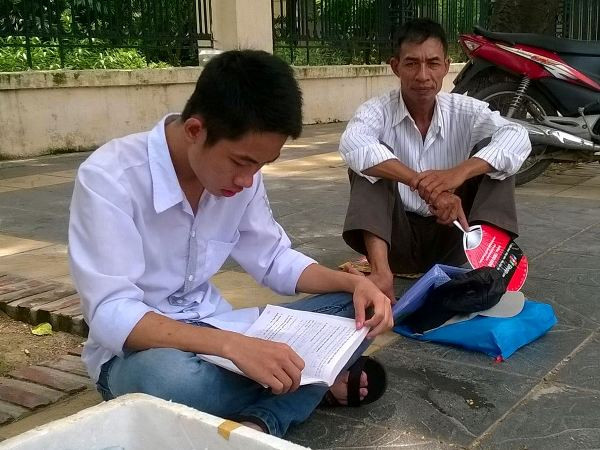 Phút nghỉ trưa của sĩ tử và phụ huynh ở sân trường, công viên ảnh 1