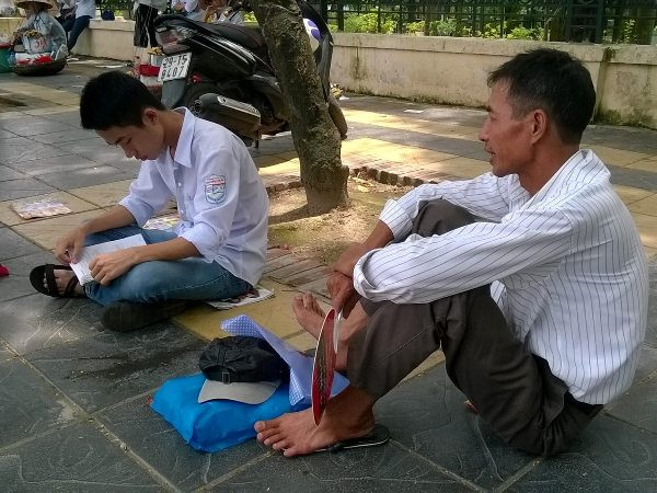 Phút nghỉ trưa của sĩ tử và phụ huynh ở sân trường, công viên ảnh 4