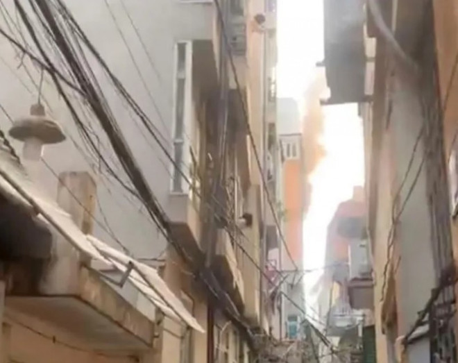 Hà Nội: Kịp thời dập tắt vụ cháy nhà dân, giải cứu 2 cháu nhỏ ảnh 1