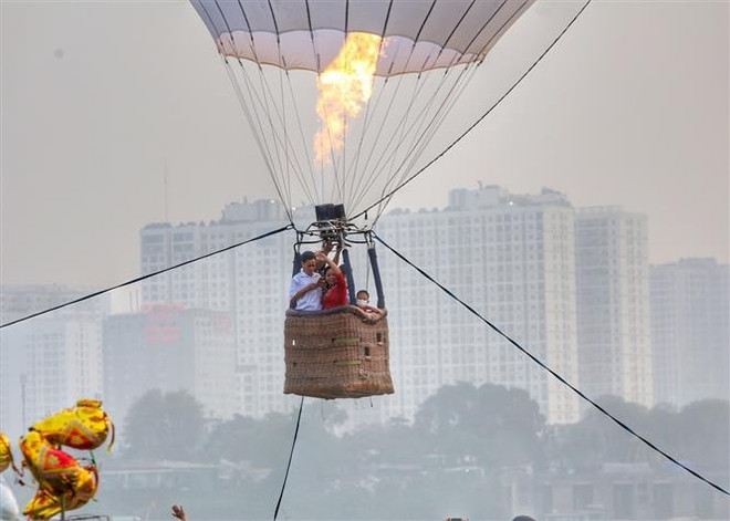 Hà Nội: Tạm dừng dịch vụ trải nghiệm bay trên khinh khí cầu ảnh 1
