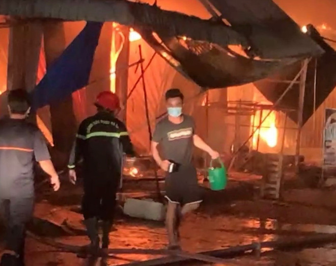 An Giang: Cháy lớn tại Trung tâm thương mại thị trấn Cái Dầu ảnh 1