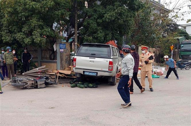 Thanh Hóa: Xe biển xanh mất lái lao lên vỉa hè làm 2 người tử vong ảnh 1