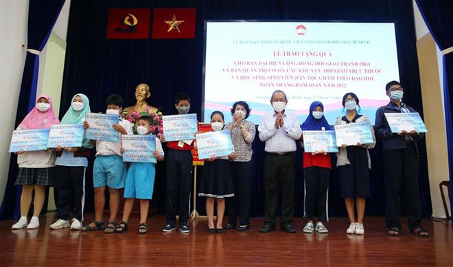 Tặng học bổng cho sinh viên-học sinh người Chăm có hoàn cảnh khó khăn ảnh 1