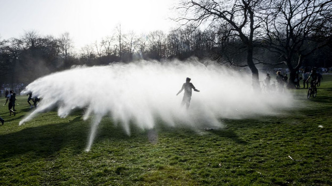 Dịch COVID-19: Cảnh sát Bỉ bắt giữ nhiều đối tượng gây rối trật tự ảnh 1