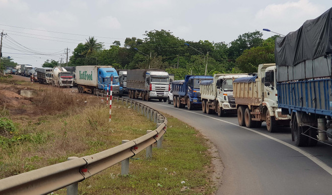 Xe tải gây tai nạn liên hoàn giữa cầu, quốc lộ 14 ùn tắc gần 1km ảnh 2