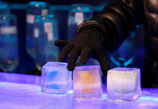 CH Séc: Khách rét run trong quán rượu băng giữa mùa Hè nóng lịch sử ảnh 2