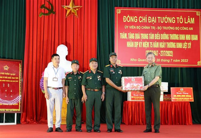 Đại tướng Tô Lâm trao quà tặng Trung tâm điều dưỡng thương binh Nho Quan. (Ảnh: Đức Phương/TTXVN) Đại tướng Tô Lâm thăm, tặng quà các thương-bệnh binh tại Ninh Bình ảnh 2
