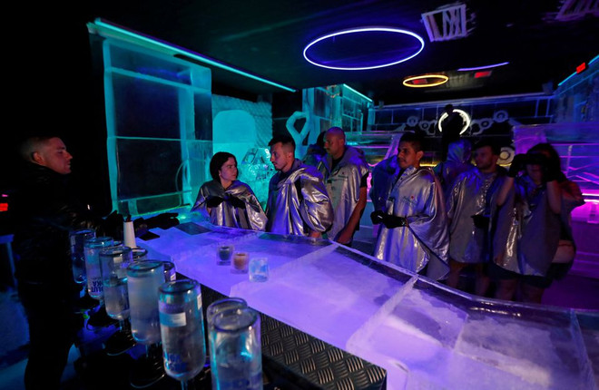 Khách hàng gọi đồ uống tại Ice Pub ở Prague, Cộng hòa Séc, ngày 19/7. (Nguồn: Reuters) CH Séc: Khách rét run trong quán rượu băng giữa mùa Hè nóng lịch sử ảnh 1