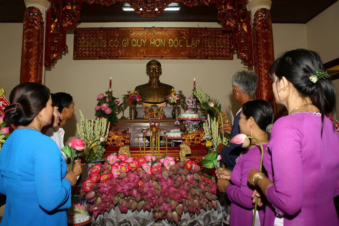 Người Việt tại Lào kỷ niệm 126 năm ngày sinh Chủ tịch Hồ Chí Minh ảnh 1