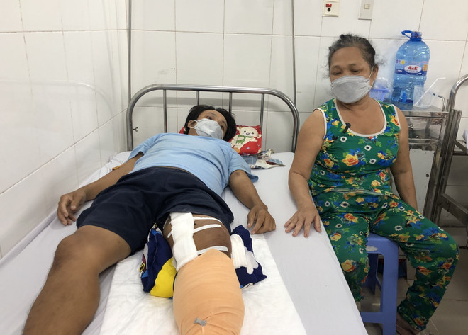 Anh Thái Văn H. đang được điều trị, theo dõi sức khỏe tại Bệnh viện Đa khoa tỉnh Bạc Liêu. (Ảnh: TTXVN phát) Bạc Liêu: Phẫu thuật thành công ca trật khớp gối, đứt động mạch khoeo ảnh 1