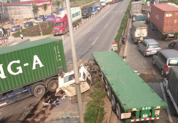 Xe container đâm nhau gây ùn tắc kéo dài trên Quốc lộ 5 ảnh 1