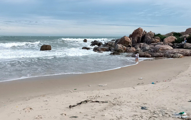 Bình Thuận: Tìm thấy thi thể một du khách bị sóng biển cuốn trôi ảnh 1