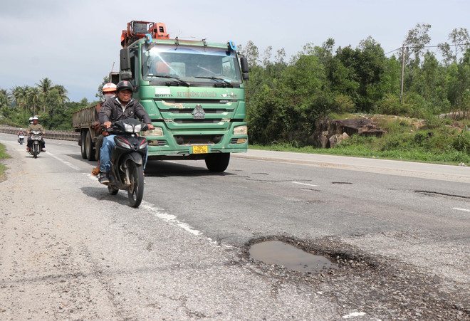 Quốc lộ 1 qua Quảng Ngãi hư hỏng nặng, nguy cơ mất an toàn giao thông ảnh 2
