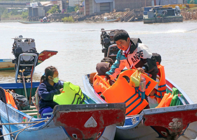Cà Mau: Bảo đảm an toàn cho học sinh vùng sông nước đến trường ảnh 1