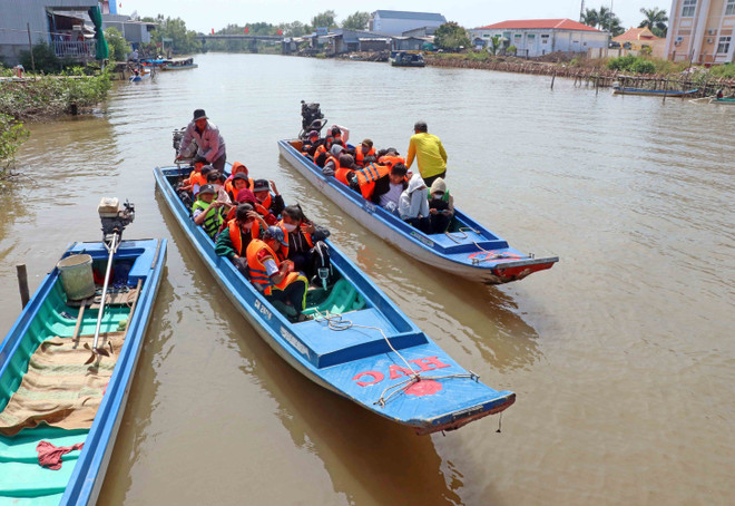 Cà Mau: Bảo đảm an toàn cho học sinh vùng sông nước đến trường ảnh 2
