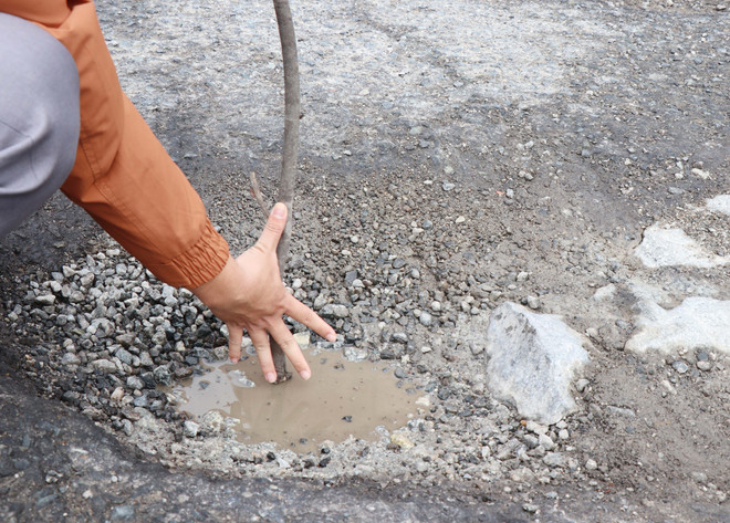 Quốc lộ 1 qua Quảng Ngãi hư hỏng nặng, nguy cơ mất an toàn giao thông ảnh 1