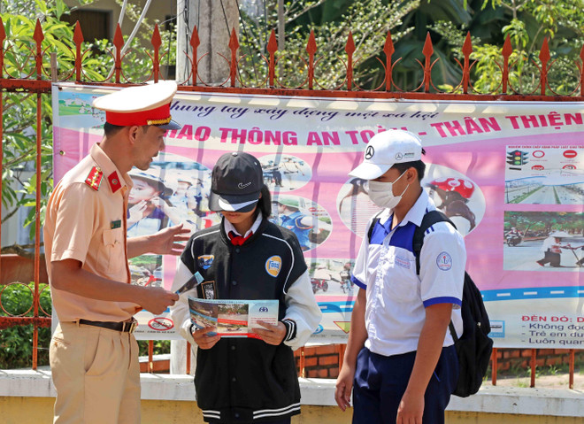 Cà Mau: Bảo đảm an toàn cho học sinh vùng sông nước đến trường ảnh 3