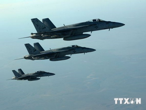 Máy bay F-18E Super Hornets của hải quân Mỹ tham gia chiến dịch không kích chống IS ở Syria. Ảnh minh họa. (Nguồn: AFP/TTXVN) Không quân Pháp phá hủy nhiều cơ sở chứa vũ khí của IS ở Iraq ảnh 1
