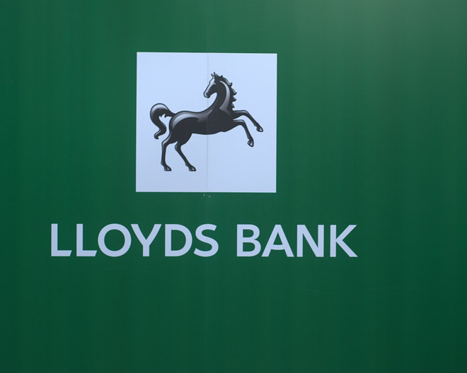 (Nguồn: theguardian.com) Tập đoàn ngân hàng Lloyds dự định cắt giảm thêm 9.000 việc làm ảnh 1