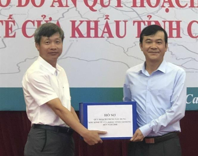 Đại diện của Vụ Quy hoạch kiến trúc, Bộ Xây dựng trao Hồ sơ quy hoạch chung xây dựng Khu kinh tế cửa khẩu tỉnh Cao Bằng cho đại diện lãnh đạo tỉnh Cao Bằng. (Ảnh: Quốc Đạt/TTXVN) Quy hoạch chung xây dựng khu kinh tế cửa khẩu tỉnh Cao Bằng đến 2040 ảnh 1
