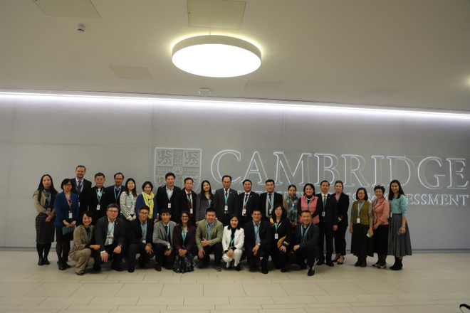 Các đại biểu dự tọa đàm tại University of Cambridge chụp ảnh lưu niệm. (Ảnh: Phong Hà/TTXVN) TTXVN_2711VietnamAnh3.JPG