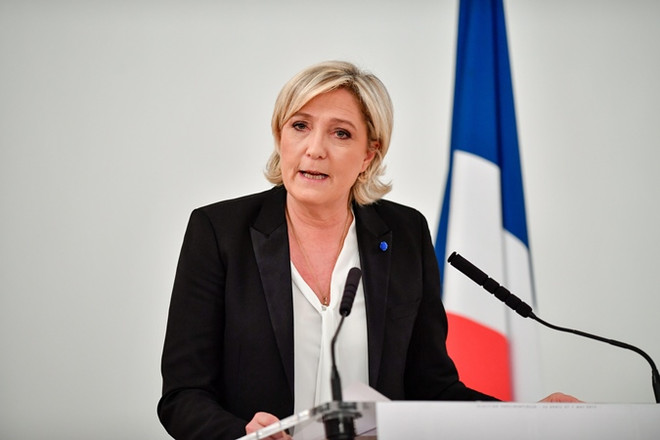 Bầu cử Pháp: Bà Marine Le Pen bất ngờ "đánh úp" ông Macron ảnh 1
