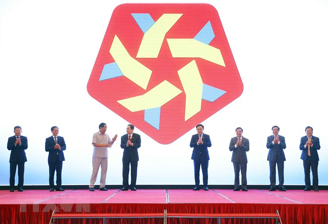 Chủ tịch Quốc hội Vương Đình Huệ và đại biểu thực hiện nghi thức ấn nút công bố Logo, Bộ Nhận diện, Website Hội nghị Nghị sỹ Trẻ Toàn cầu lần thứ 9. (Ảnh: Doãn Tấn/TTXVN) Khẩn trương rà soát công tác chuẩn bị Hội nghị Nghị sỹ Trẻ Toàn cầu ảnh 1
