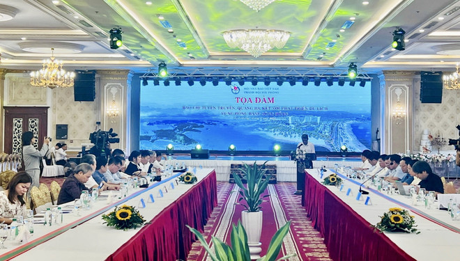 Quang cảnh buổi Tọa đàm. (Ảnh: Minh Huệ/TTXVN) Báo chí quảng bá, kết nối phát triển du lịch vùng Đồng bằng Sông Hồng ảnh 1