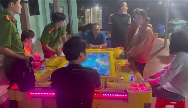 Bình Phước: Triệt phá sòng bạc lắc bầu cua, bắt hàng chục đối tượng ảnh 1