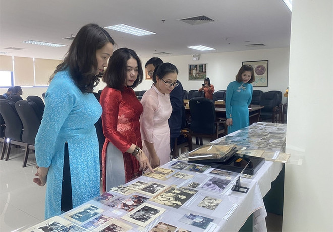 Gia đình nhà văn Sơn Tùng trao tặng nhiều tài liệu quý về Bác Hồ ảnh 2