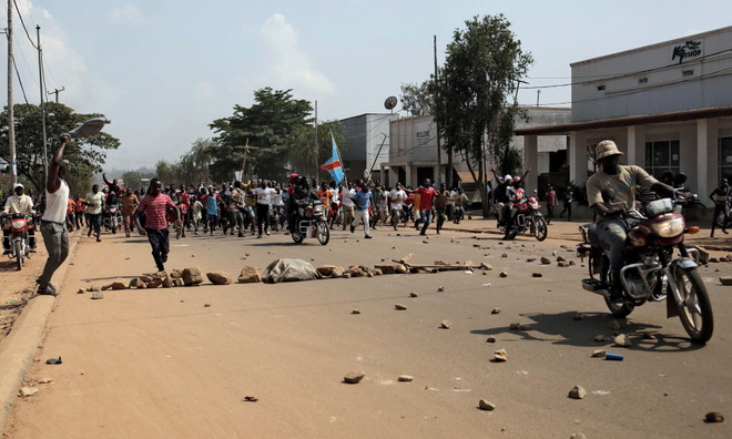 Người biểu tình tuần hành ở Beni ở phía đông Cộng hòa Dân chủ Congo. (Nguồn: AFP/Getty) CHDC Congo: Binh lính bắn chỉ thiên giải tán đám đông biểu tình ảnh 1