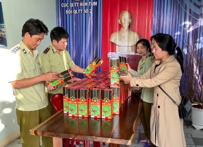 Đội Quản lý thị trường số 2 (Cục Quản lý thị trường tỉnh Kon Tum) kiểm tra các sản phẩm rượu giả nhãn mác thương hiệu rượu sâm Ngọc Linh Kon Tum K5. (Ảnh: TTXVN) Kon Tum thu giữ hàng trăm chai rượu sâm Ngọc Linh giả mạo ảnh 1