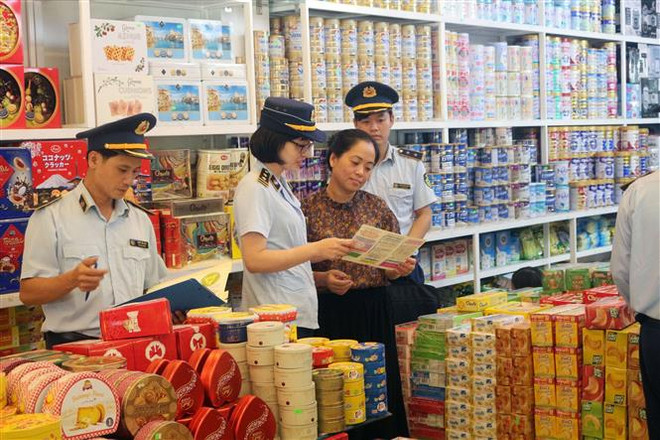 Đội Quản lý thị trường số 3, Cục Quản lý thị trường tỉnh Hà Nam, tăng cường kiểm tra, kiểm soát các mặt hàng bánh kẹo... trong dịp cuối năm. (Ảnh: Đại Nghĩa/TTXVN) Đôn đốc thực hiện nhiệm vụ trọng tâm sau kỳ nghỉ Tết Nguyên đán ảnh 4