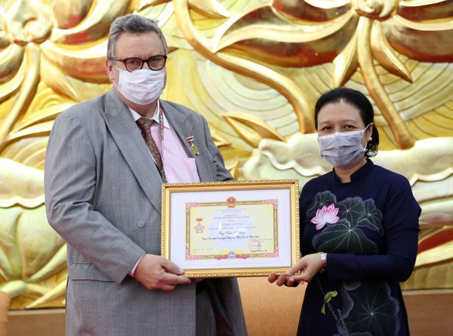 Trao Kỷ niệm chương Vì hòa bình cho Đại sứ Phần Lan Kari Kahiluoto ảnh 1