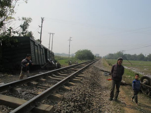 Thông tuyến đường sắt sau vụ tàu hỏa đâm ôtô ở Vĩnh Phúc ảnh 1