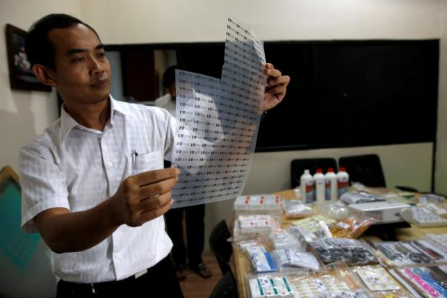 Các tài liệu in ấn và sản phẩm vắcxin giả. (Nguồn: Reuters) Indonesia phát hiện nhiều loại vắcxin giả lưu thông hơn 13 năm qua ảnh 1