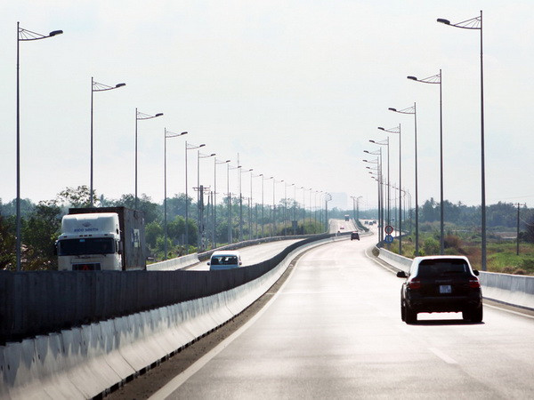 Một đoạn trên tuyến đường cao tốc Thành phố Hồ Chí Minh-Long Thành-Dầu Giây. (Ảnh: Tràng Dương/TTXVN) Điểm nghẽn hạ tầng đường bộ tại Vùng kinh tế trọng điểm phía Nam ảnh 1