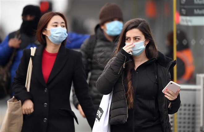 Người dân đeo khẩu trang phòng dịch COVID-19 tại Melbourne, bang Victoria, Australia ngày 23/7/2020. (Ảnh: AFP/TTXVN) Cảnh báo nguy cơ từ việc đeo khẩu trang không ôm khít ảnh 1
