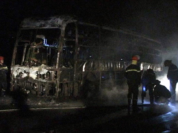 Xe chở khách cháy rụi trên Quốc lộ 27C, hành khách may mắn thoát nạn ảnh 1