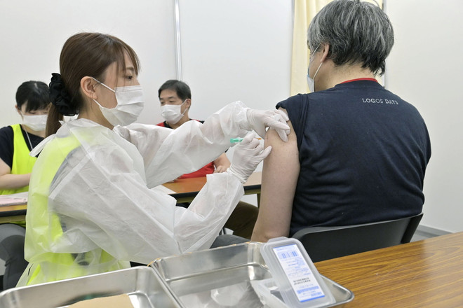 Nhân viên y tế tiêm chủng vaccine ngừa COVID-19 cho người dân tại Osaka, Nhật Bản. (Ảnh: Kyodo/TTXVN) Nhật Bản: Số ca tử vong vì dịch bệnh COVID-19 vượt 60.000 ca ảnh 1