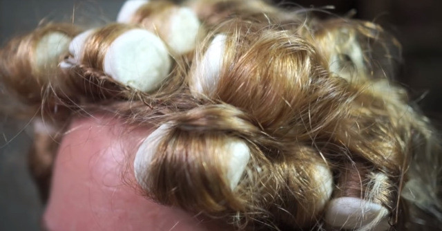 Những xu hướng làm đẹp kỳ dị từ keo dán, băng vệ sinh ảnh 9